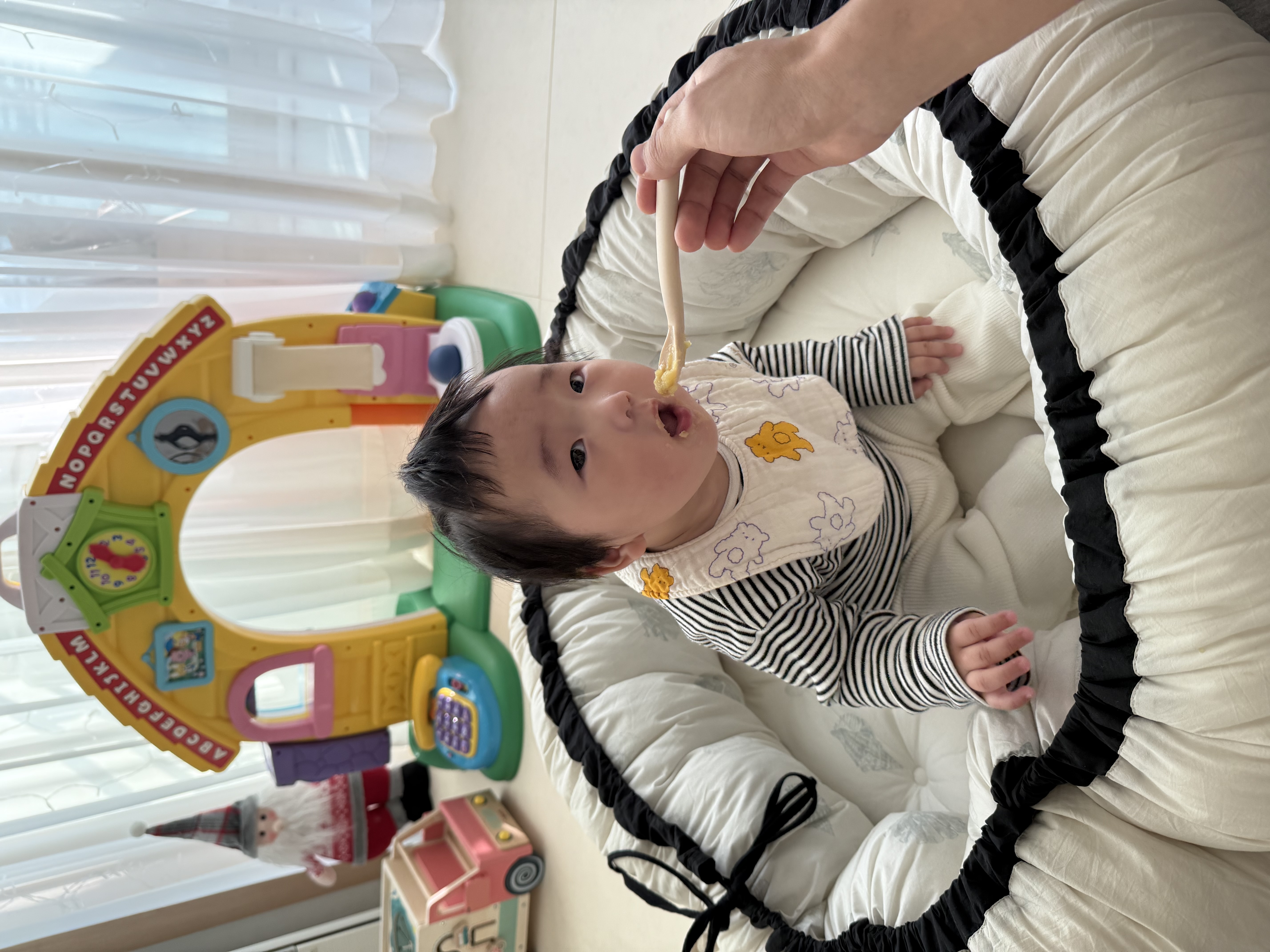 처음 고구마를 먹는 해린이